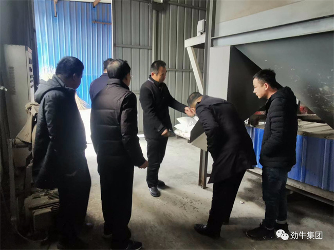 劉晉書(shū)記一行還考察了勁牛生物園區(qū)，并在張總辦公室就雙方合作方式及具體內(nèi)容等進(jìn)行座談。