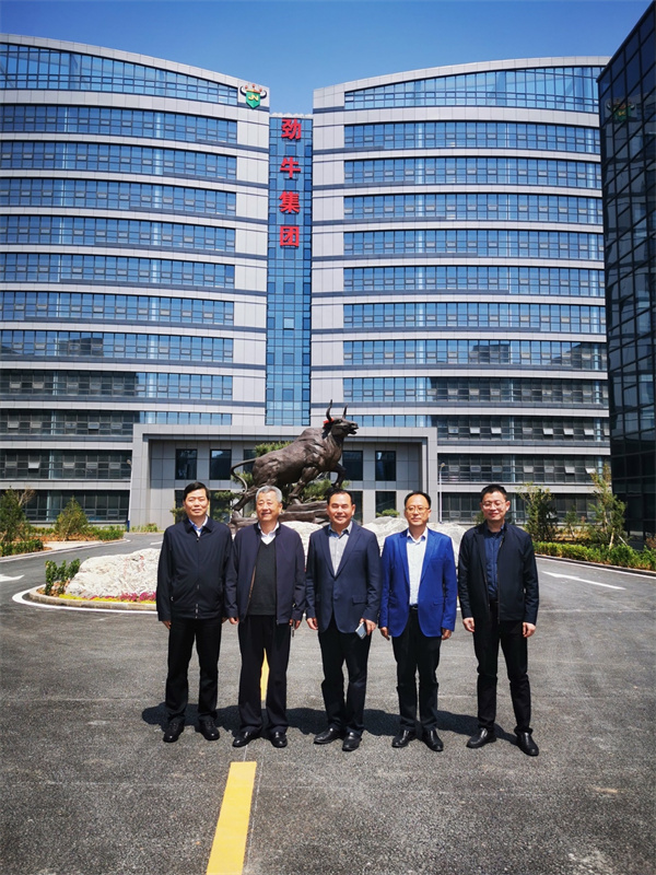 濟南市鄉(xiāng)村振興局領(lǐng)導(dǎo)一行蒞臨勁牛集團考察指導(dǎo)工作
