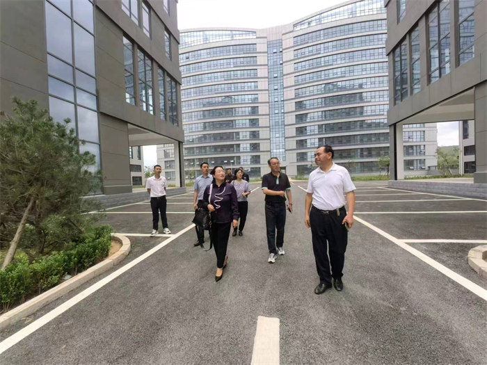 勁牛集團(tuán)董事長張子毅介紹了公司生物園區(qū)內(nèi)辦公、研發(fā)、科研、生產(chǎn)及流水線等基本情況，特別介紹了公司業(yè)務(wù)范圍、技術(shù)的先進(jìn)性以及濟(jì)南高新區(qū)的優(yōu)惠政策等。