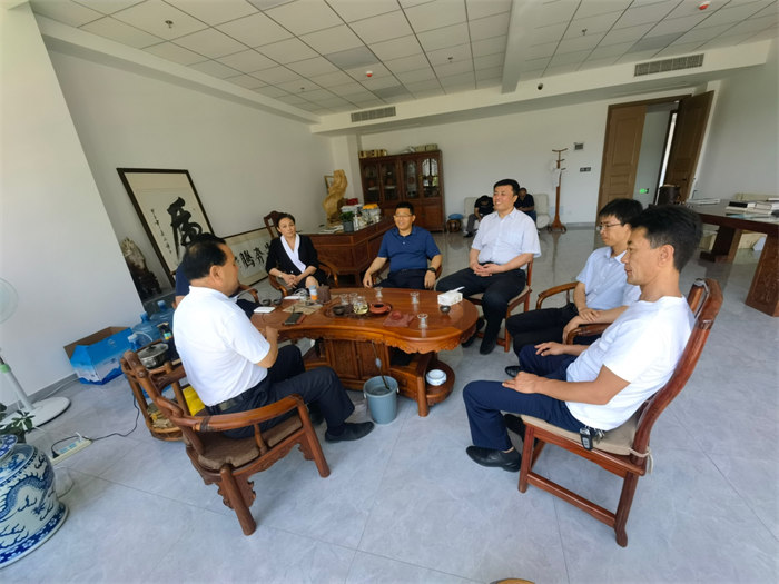  商河縣鄉(xiāng)村振興局局長(zhǎng)姜國(guó)強(qiáng)，商河縣沙河鎮(zhèn)黨委書記劉友智，鎮(zhèn)長(zhǎng)齊志廣等領(lǐng)導(dǎo)，針對(duì)商河縣沙河鎮(zhèn)養(yǎng)殖業(yè)動(dòng)物廢棄物資源再利用項(xiàng)目在辦公室展開座談，探討合作模式。