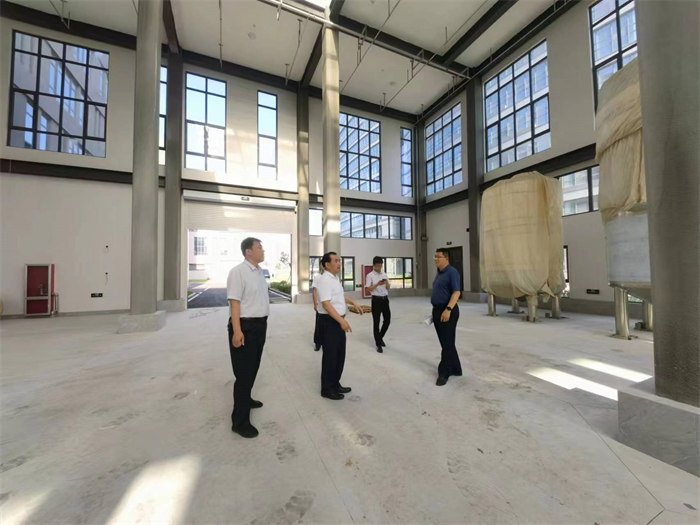 領(lǐng)導(dǎo)參觀勁牛生物園液體菌液生產(chǎn)流水車間