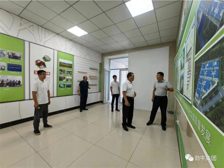 8月17日勁牛集團董事長張子毅一行考察商河縣沙河鎮(zhèn)養(yǎng)殖場資源及設施農業(yè)大棚種植基地